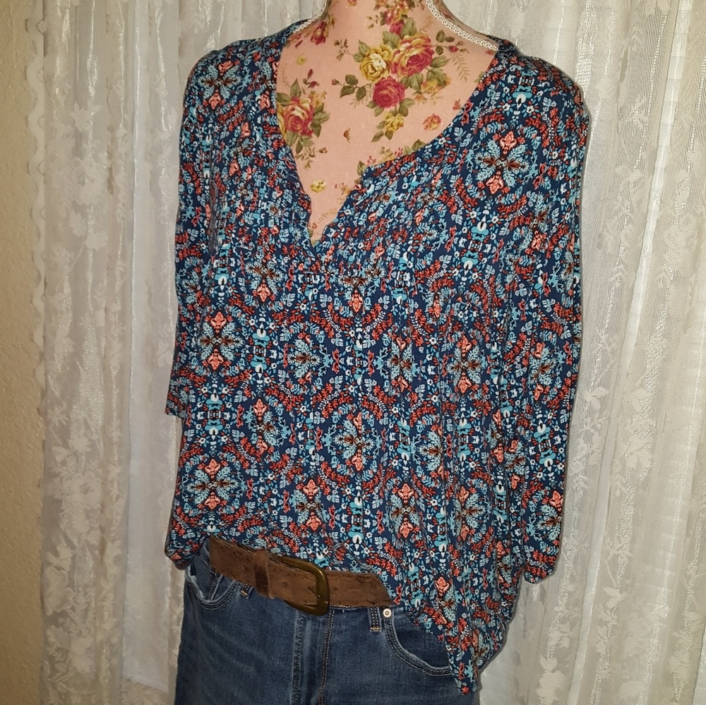 🌻CUTE Ariat blue multi color blouse🌻